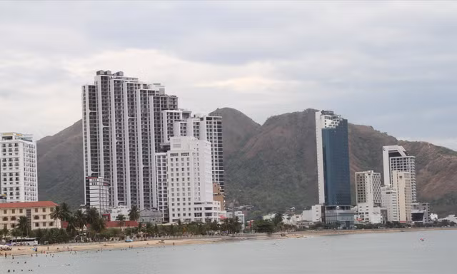 Khánh Hòa 'sáng tác' hàng loạt dự án đất ở ngoài Luật
