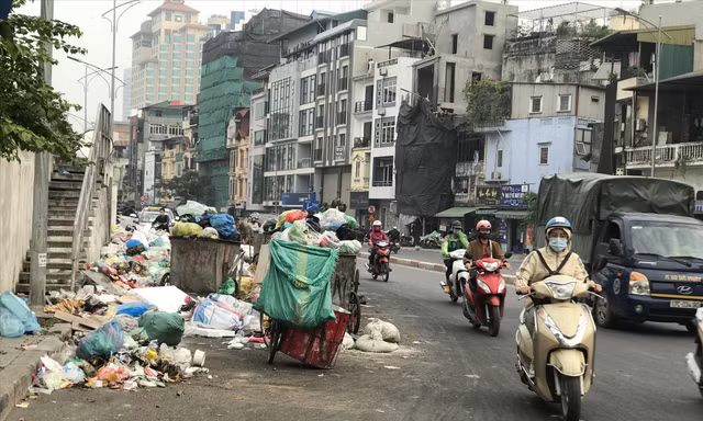 Rác thải sinh hoạt được chất đống trên đường Nghi Tàm (Hà Nội) ngày 6/11. Ảnh: Nguyễn Hoài