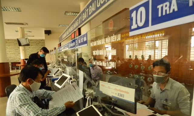 Cán bộ, công chức thành phố Thủ Đức (TPHCM) giải quyết thủ tục hành chính cho người dân