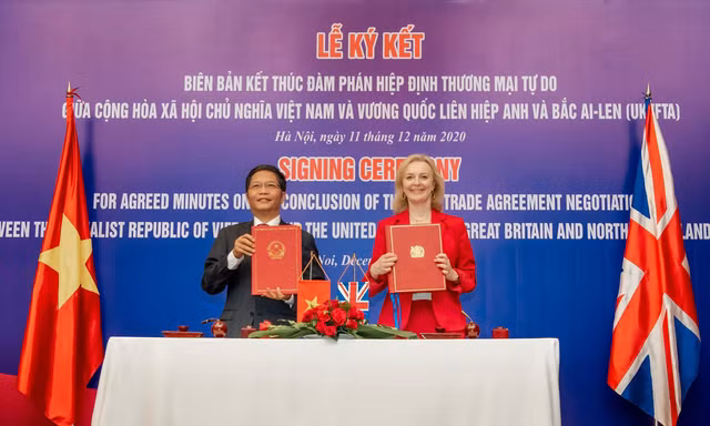 Bộ trưởng Công Thương Trần Tuấn Anh và Bộ trưởng Bộ Thương mại quốc tế Vương quốc AnhElizabeth Truss ký biên bản kết thúc đàm phán UKVFTA 