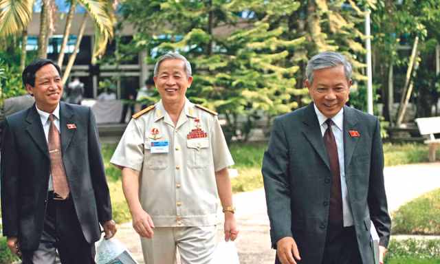 Ông Nguyễn Khoa Điềm (bìa phải)