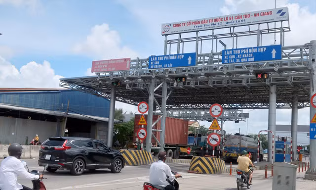 Trạm thu phí T2 Quốc lộ 91 tới nay vẫn chưa thể thu phí trở lại do bị tài xế phản đối. Ảnh: Phạm Thanh