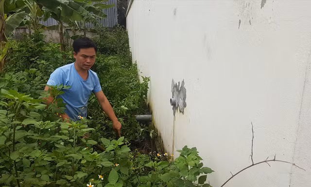 Ông Nguyễn Xuân Phương, Phó trưởng xóm Chùa (xã Nam Tiến) chỉ khu vực thoát nước thải đổ ra cống thoát nước chung với khu dân cư