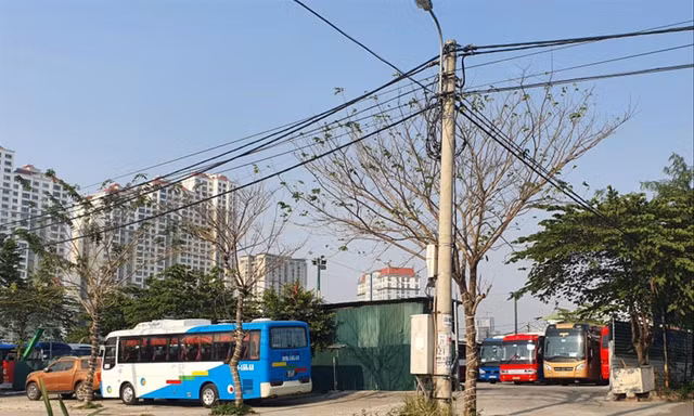 Loạt dự án tại quận Hà Đông quây tôn làm nơi đổ rác hoặc bãi xe không phép
