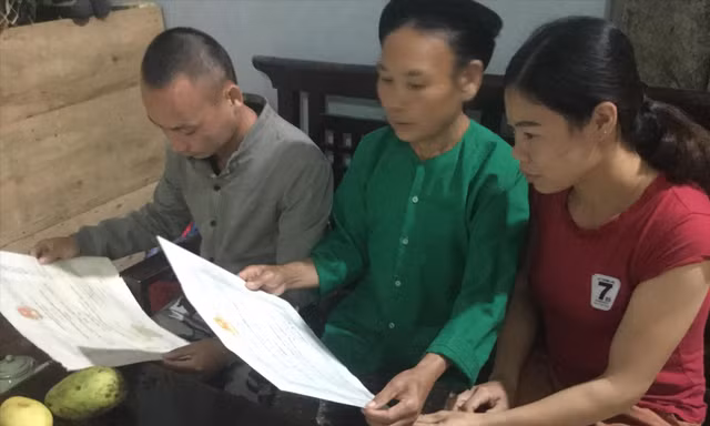 Con cháu bà Phảy ôn lại truyền thống cách mạng của gia đình. Ảnh: Duy Chiến