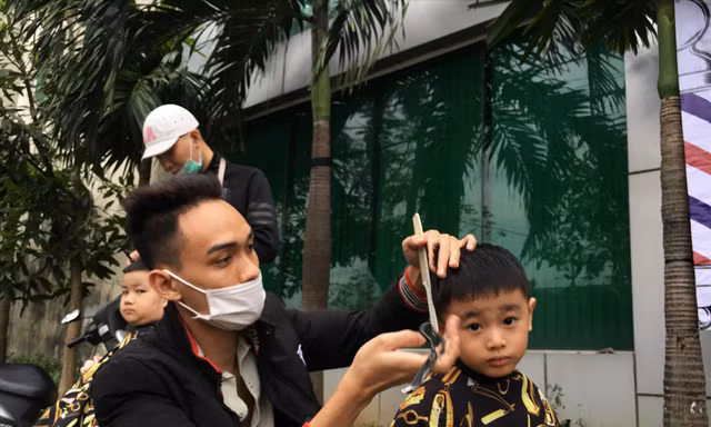 Anh Gia Bảo chăm chú làm đẹp cho vị khách nhỏ. Ảnh: Đ.T