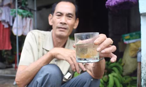 Người dân xã Đức Hiệp, huyện Mộ Đức (tỉnh Quảng Ngãi) phải sử dụng nước bị nhiễm phèn nặng. Ảnh: Nguyễn Ngọc