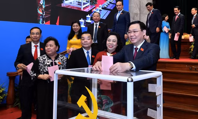 Bí thư Thành ủy Hà Nội Vương Đình Huệ bỏ phiếu tại Đại hội Đảng bộ thành phố Hà Nội, nhiệm kỳ 2020-2025. Ảnh: Như Ý