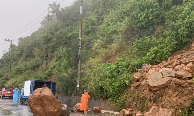 Mưa lớn, đá núi Sơn Trà sạt trượt xuống đường 