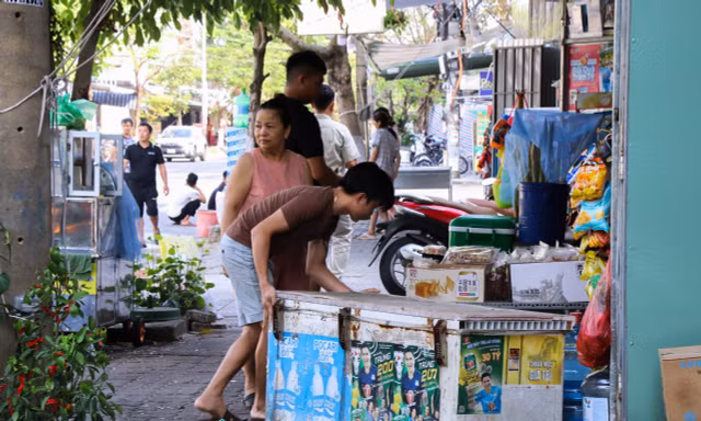 Người dân hỗ trợ lực lượng chức năng kẻ vạch, phân định vỉa hè dành cho người đi bộ