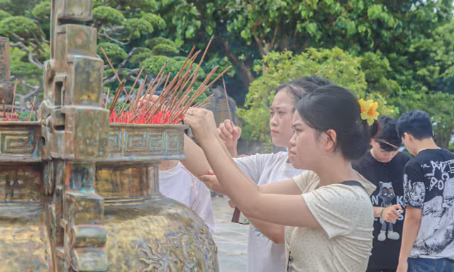 Sĩ tử Đà Nẵng lên chùa cầu may trước kỳ thi tốt nghiệp THPT năm 2024