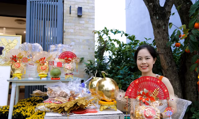 Dừa dát vàng cầu may mắn, tài lộc 'hút' khách dịp Tết