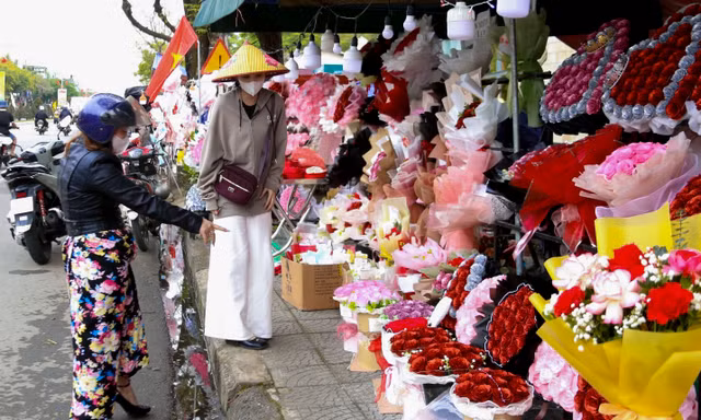 Valentine ở Đà Nẵng: Hoa quà mòn mỏi 'ngóng' khách