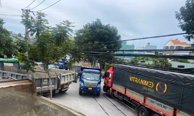 Đà Nẵng xe ùn ùn xếp hàng chờ vào mỏ 'ăn đá', người dân bí đường đi 