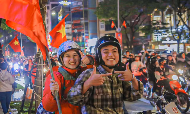 Hàng nghìn người dân Đà Nẵng đổ ra đường ăn mừng Việt Nam chiến thắng