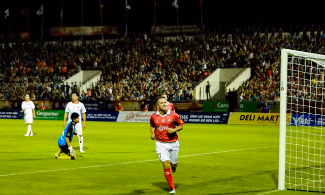 Michael Owen mở tỷ số, các huyền thoại MU giành chiến thắng trước Việt Nam All Stars