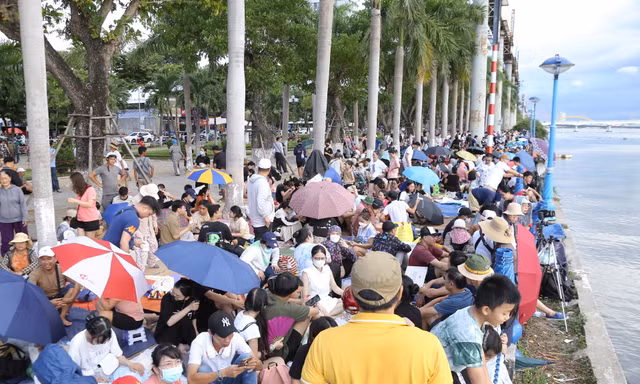 Đông nghịt người trải bạt 'xí chỗ' xem đêm pháo hoa trong mơ