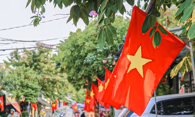 Phố phường Đà Nẵng rực rỡ cờ hoa chào mừng Đại lễ 30/4 và 1/5