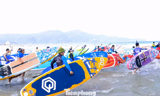 Chèo SUP nở rộ trên biển, Đà Nẵng khuyến cáo người chơi 