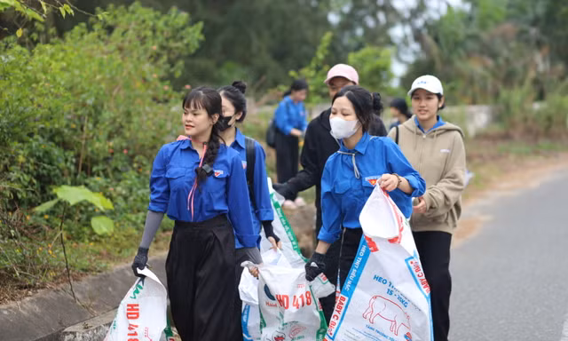 Hàng trăm thanh niên chung tay dọn rác bán đảo Sơn Trà 