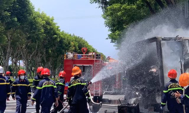 Xe tải bất ngờ bốc cháy giữa trưa ở Đà Nẵng