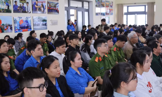 Thanh niên Đà Nẵng giao lưu với các nhân chứng lịch sử