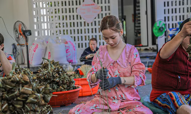 Làng bánh ú tro tất bật đón Tết Đoan Ngọ, có nhà gói 2 vạn bánh mỗi ngày