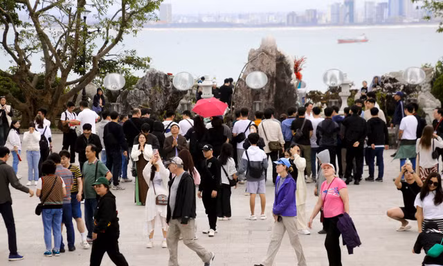 Hàng nghìn du khách về chùa Linh Ứng ngày rằm tháng Giêng 