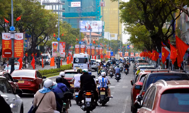 Đường phố Đà Nẵng rực sắc cờ trong ngày kỷ niệm 50 năm giải phóng thành phố