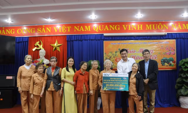 Báo Tiền Phong và Ngân hàng BIDV thăm, tặng quà người có công với cách mạng