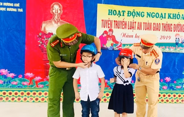 Hướng dẫn cho các em cách sử dụng mũ bảo hiểm đúng quy cách