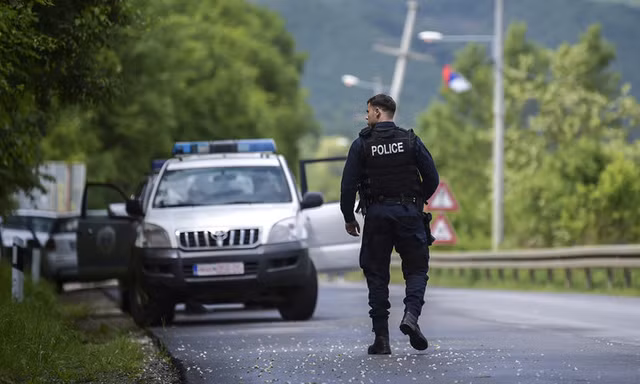 Một cảnh sát đặc nhiệm Kosovo tại khu vực gần làng Cabra, thị trấn Mitrovica, nơi có cộng đồng người Serbia đông đảo tại Kosovo