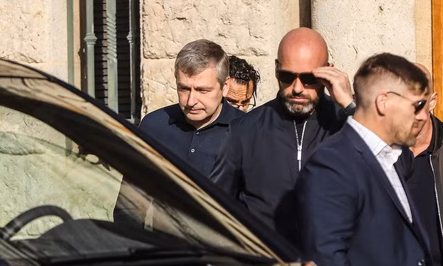 Tỷ phú Rybolovlev (ngoài cùng bên trái) rời tòa án Monaco sau phiên tranh tụng với Yves Bouvier.
