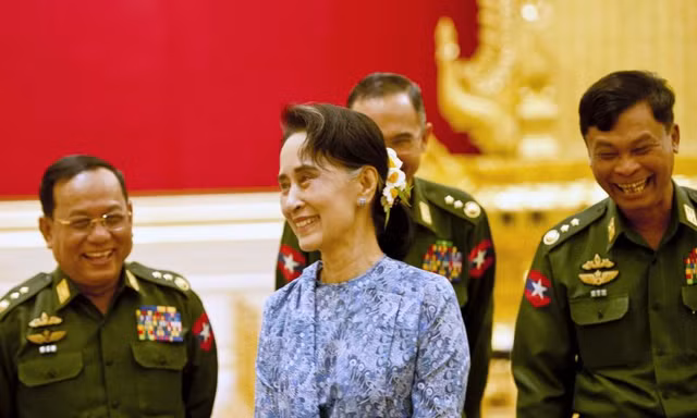 Cố vấn Suu Kyi trong một buổi nói chuyện với lực lượng quân đội. Ảnh: ABC.