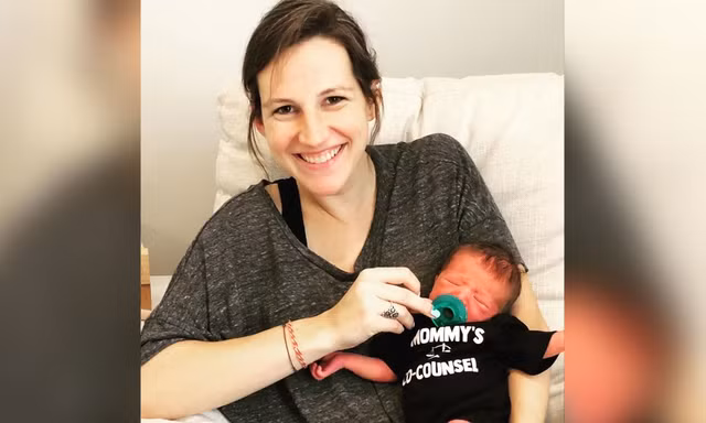 Sinh con khi đang làm bài thi 