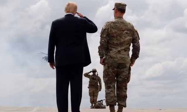 Tổng thống Mỹ Donald Trump chào điều lệnh với binh sĩ Mỹ tại căn cứ quân sự New York