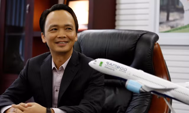 Chủ tịch Hãng hàng không Bamboo Airways Trịnh Văn Quyết bên biểu tượng thương hiệu. Ảnh Reuters