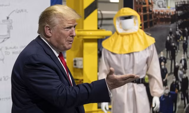 Ông Trump bị chỉ trích khi từ chối đeo khẩu trang khi đi “vi hành”. Ảnh: The Guardian.