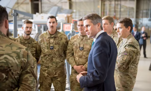 Bộ trưởng Quốc phòng Anh Gavin Williamson (áo vest) khẳng định Quân đội Anh vẫn sẽ đi tiên phong trong các chiến dịch quân sự toàn cầu, bất chấp Brexit diễn ra