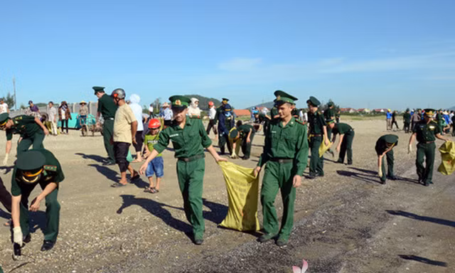 BẢN TIN TÌNH NGUYỆN: Cán bộ chiến sĩ chung tay làm sạch biển