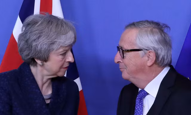 Thủ tướng Anh Theresa May (trái) sẽ chính thức đưa ra lời đề nghị tái đàm phán Brexit với EU, để thoát khỏi tình trạng bế tắc như hiện tại