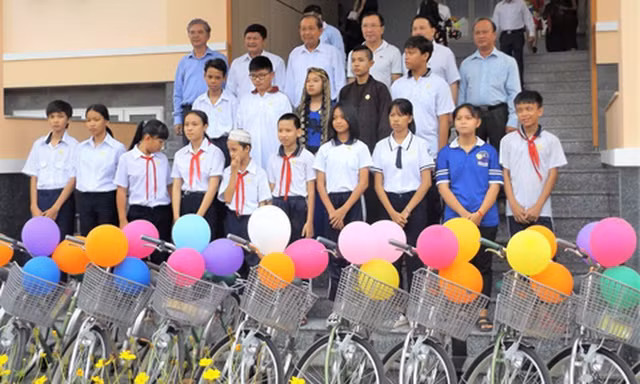 BẢN TIN TÌNH NGUYỆN: Trao học bổng cho con em đồng bào dân tộc