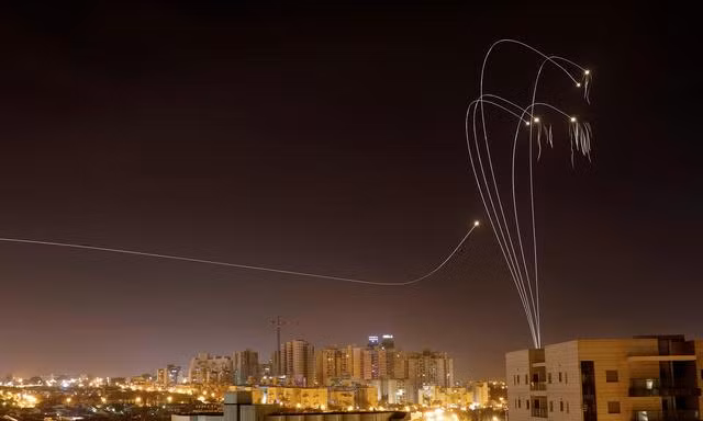Hệ thống phòng không Vòm Sắt của Israel đánh chặn tên lửa từ dải Gaza, Palestine tại thành phố Ashkelon