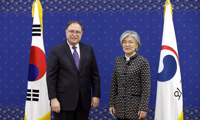 Ngoại trưởng Hàn Quốc Kang Kyung-wha (phải) và Đặc phái viên Bộ Ngoại giao Mỹ Timothy Betts trong buổi lễ ký kết thỏa thuận hợp tác quân sự Mỹ - Hàn