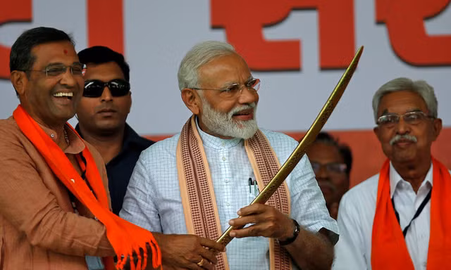 Thủ tướng Ấn Độ Narenda Modi cầm thanh bảo kiếm trong buổi vận động tranh cử