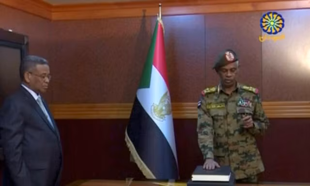 Bộ trưởng Quốc phòng Sudan Awad Mohamed Ahmed Ibn Auf tuyên thệ trước khi nắm giữ cương vị mới là Chủ tịch Hội đồng Quân sự Chuyển tiếp Sudan