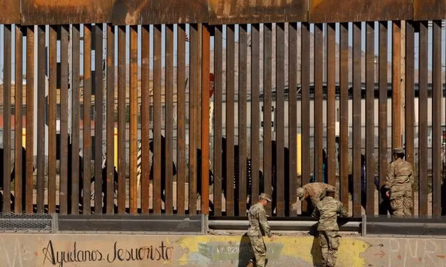 Binh sĩ Mỹ bên hàng rào biên giới Mỹ - Mexico. Vụ bắt giữ thủ lĩnh phiến quân cực đoan mới đây cho thấy, không thể thay thế vai trò của lực lượng chức năng