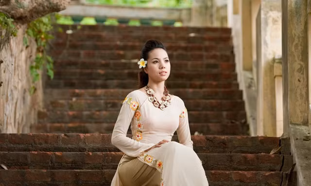 Bảo Trân nữ tính cùng áo dài