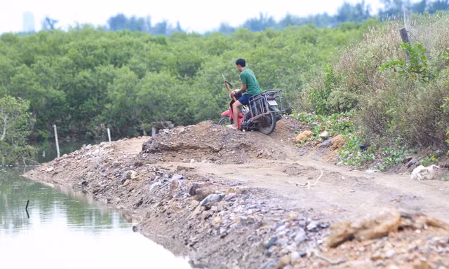 Người dân 'đứng ngồi không yên' vì dự án cấp bách kiểu... rùa bò