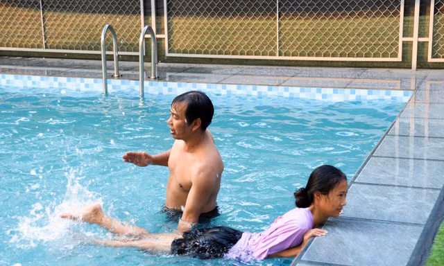 Lớp dạy bơi miễn phí cho học sinh khó khăn Hà Tĩnh
